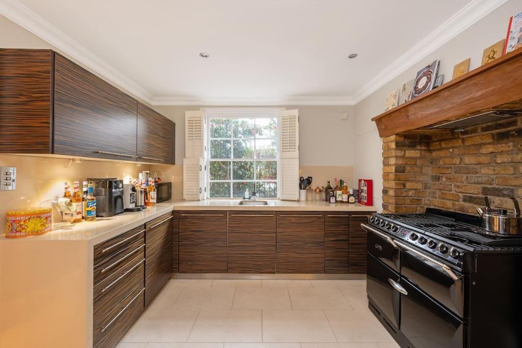 Fairytale Garden House - Next To Victoria Station & Pet Friendly * Londen