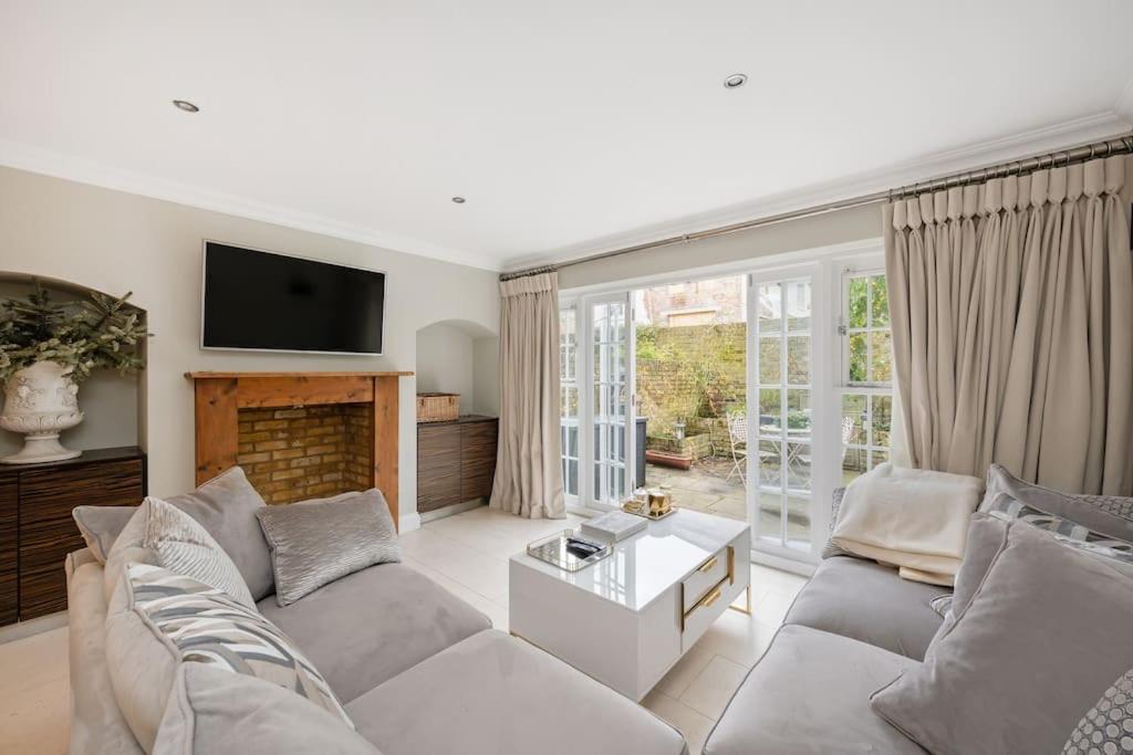 Vakantiehuis Fairytale Garden House - Next To Victoria Station & Pet Friendly *