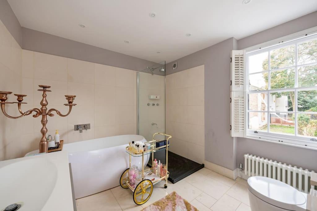 Fairytale Garden House - Next To Victoria Station & Pet Friendly Vakantiehuis *