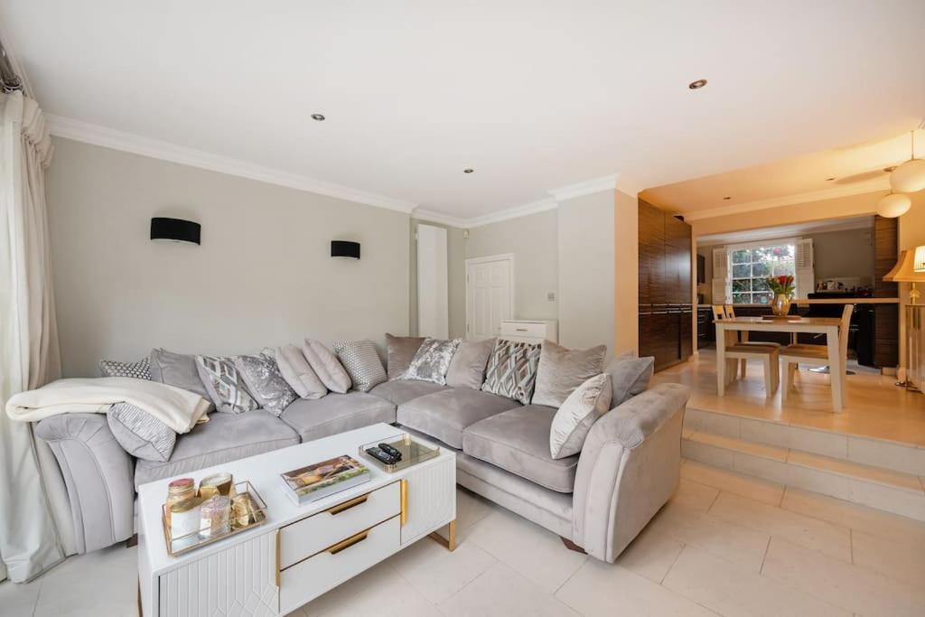 Fairytale Garden House - Next To Victoria Station & Pet Friendly * Londen