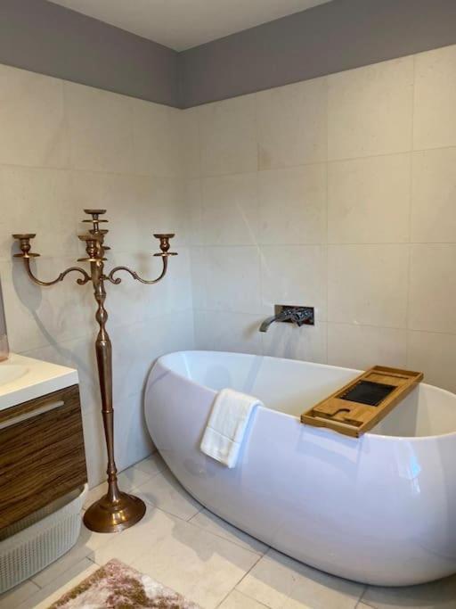Vakantiehuis Fairytale Garden House - Next To Victoria Station & Pet Friendly *