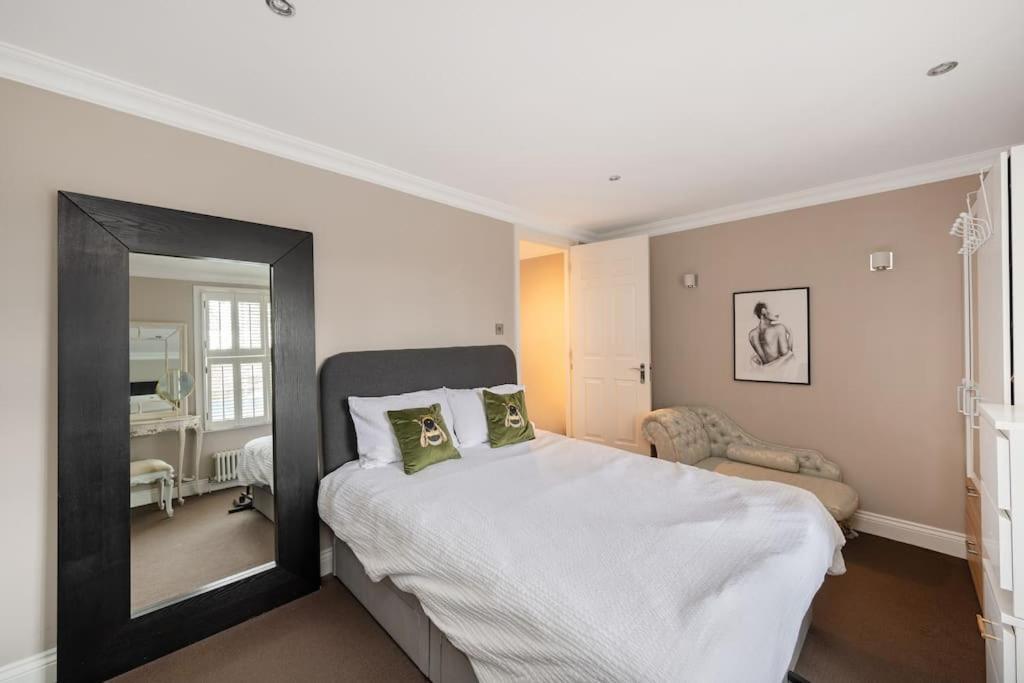 Vakantiehuis Fairytale Garden House - Next To Victoria Station & Pet Friendly *