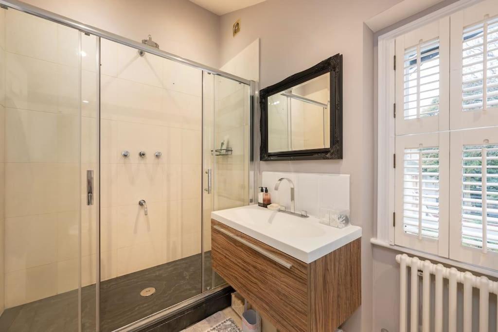 Vakantiehuis Fairytale Garden House - Next To Victoria Station & Pet Friendly