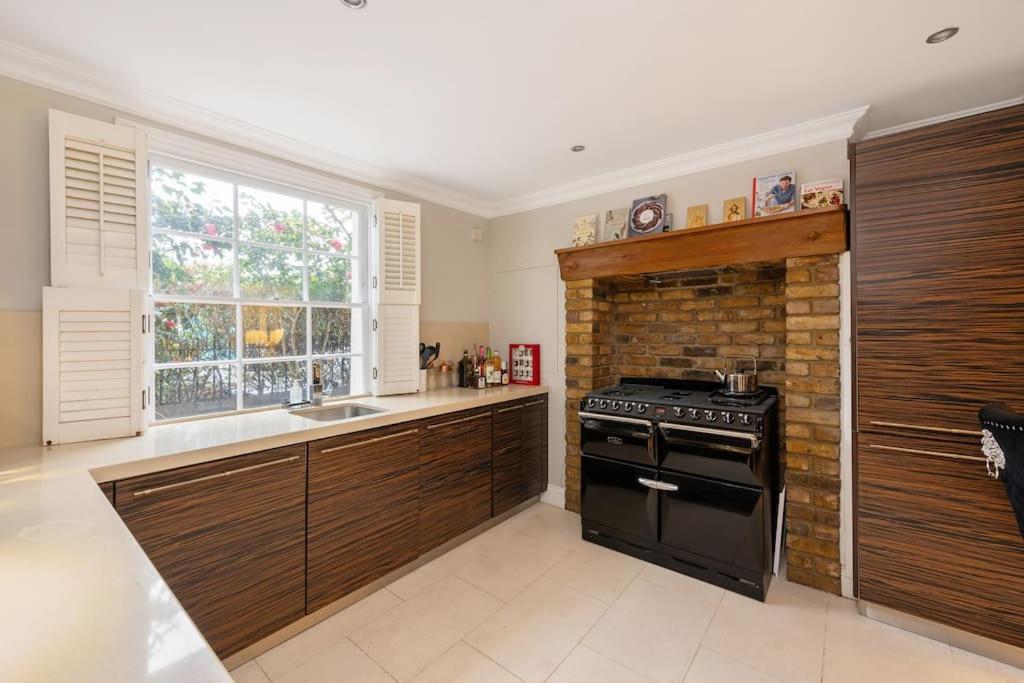 Vakantiehuis Fairytale Garden House - Next To Victoria Station & Pet Friendly *